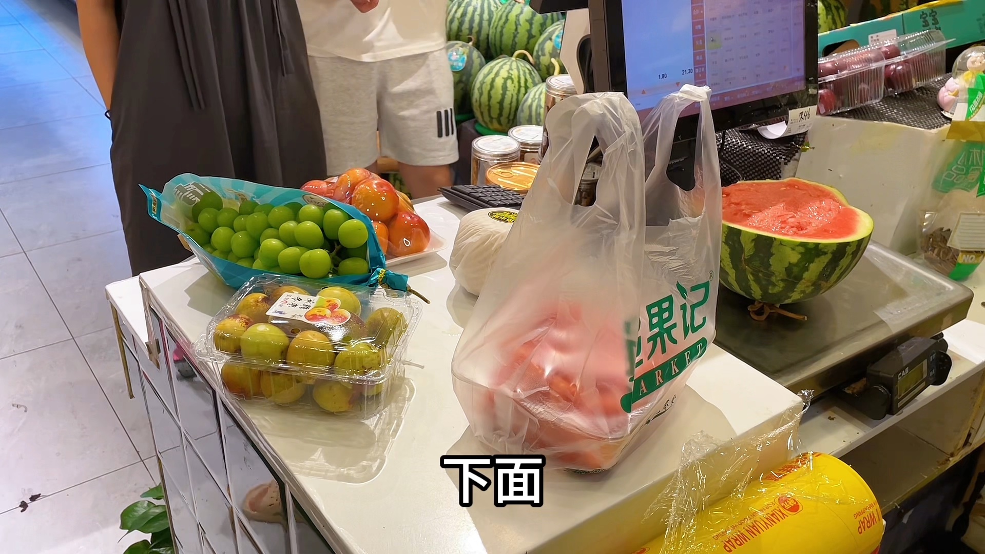 水果店要试吃,之前给顾客试吃了一个梨,今天来买好多水果!