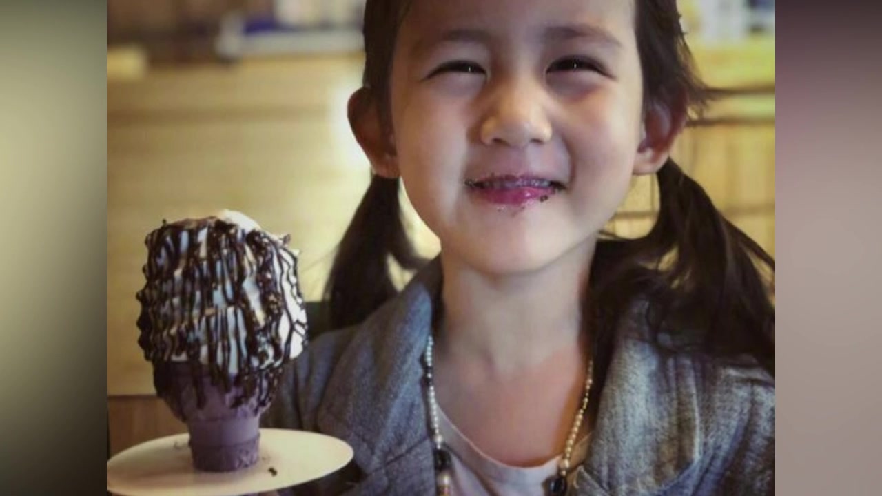 黄磊妻子孙莉晒多妹萌照,满嘴奶油笑容阳光灿烂超治愈