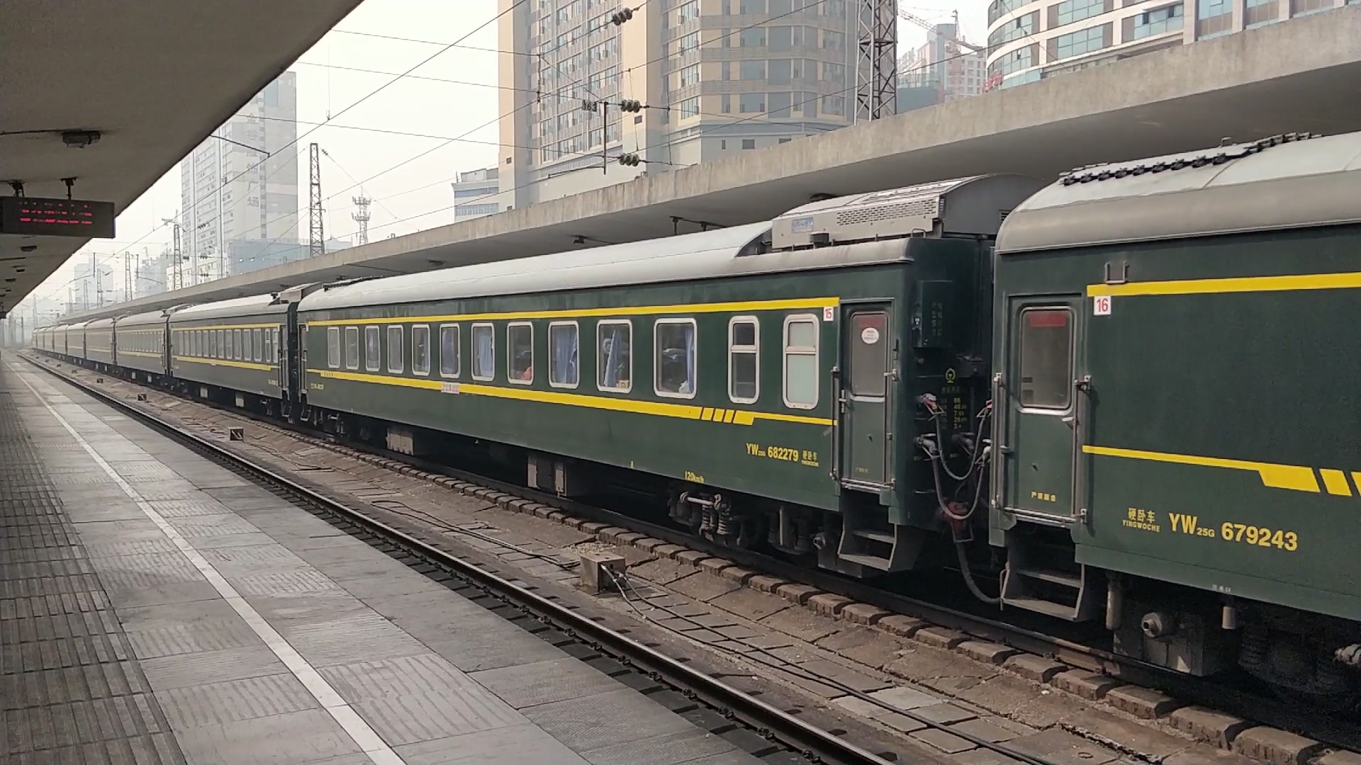 【铁路随拍】西局西段(安)担当的k768(汉中-广州)次列车驶离株洲站