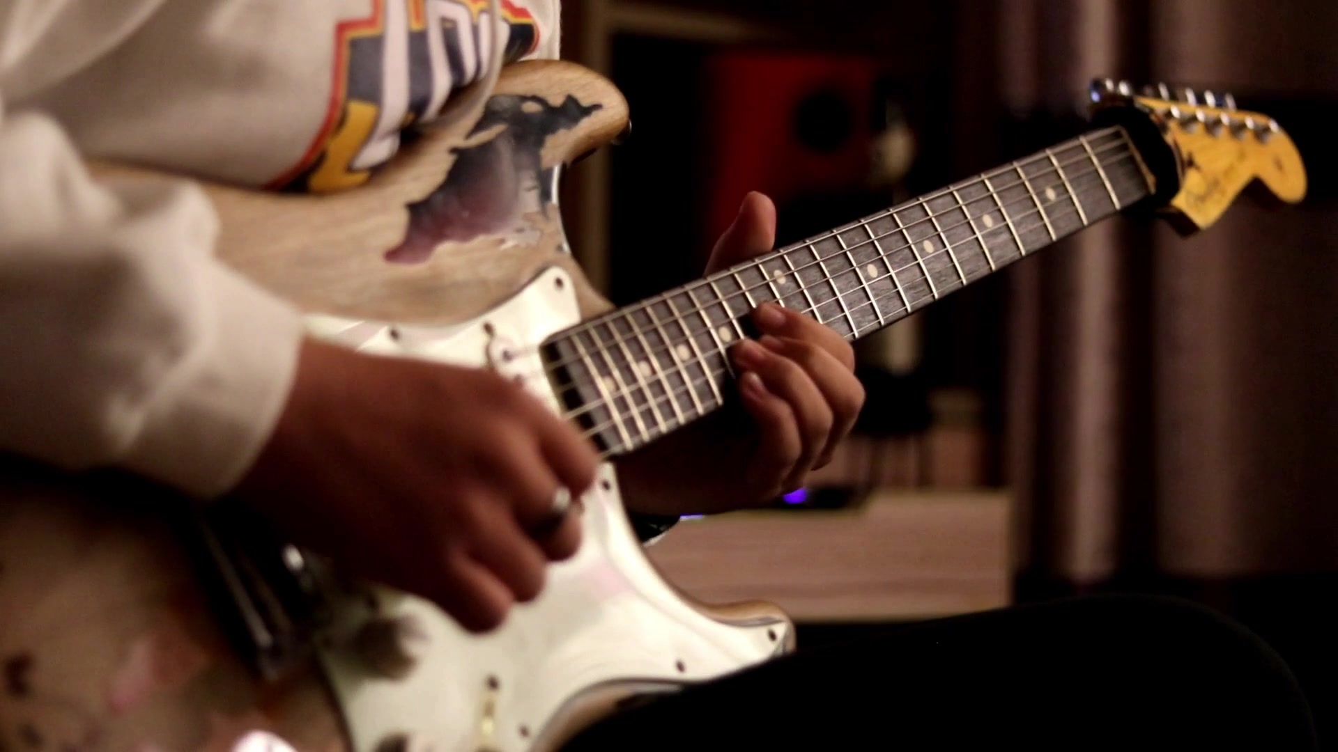 《电吉他演奏》一个非常实用的连奏练习曲,你练了吗?