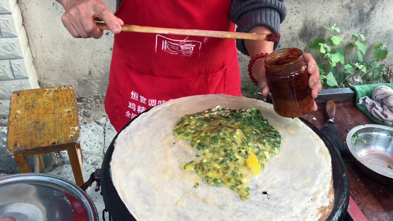 早晨路边的鸡蛋饼小摊生意非常好鸡蛋饼看着非常好吃