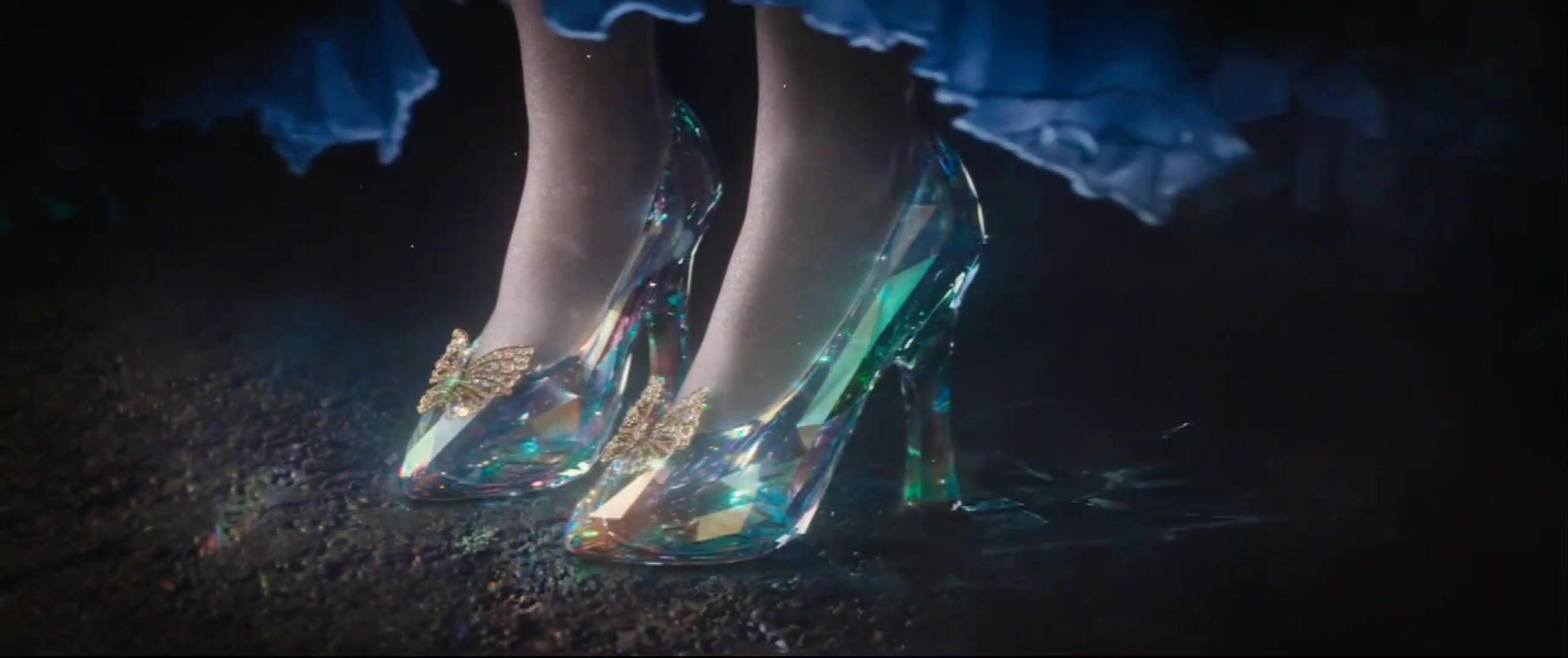 灰姑娘终于穿上了水晶鞋,这双鞋子大概是所有女孩的梦想吧!