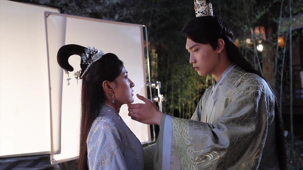 邢昭林帮梁洁遮阳,暖手,整理头帘 我不生产花絮 我只是花絮的搬运工