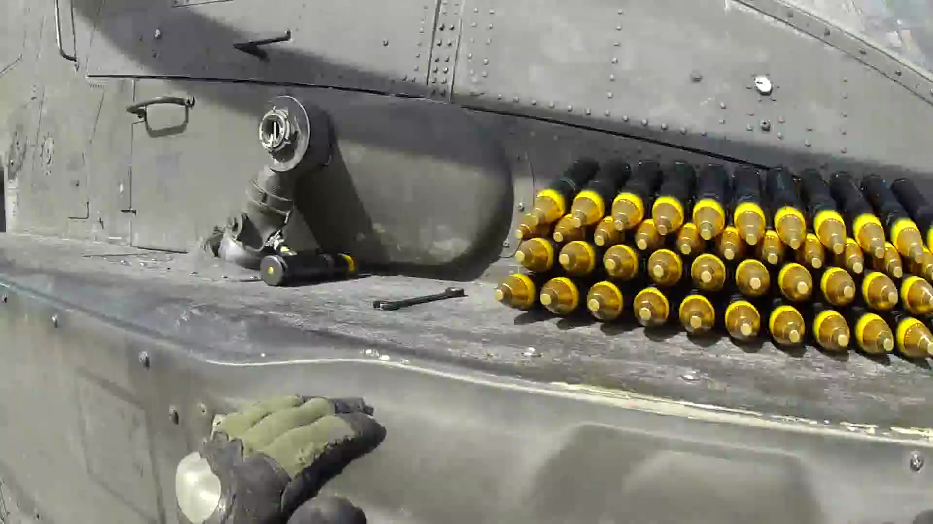 地勤给阿帕奇装填30mm机炮第一视角