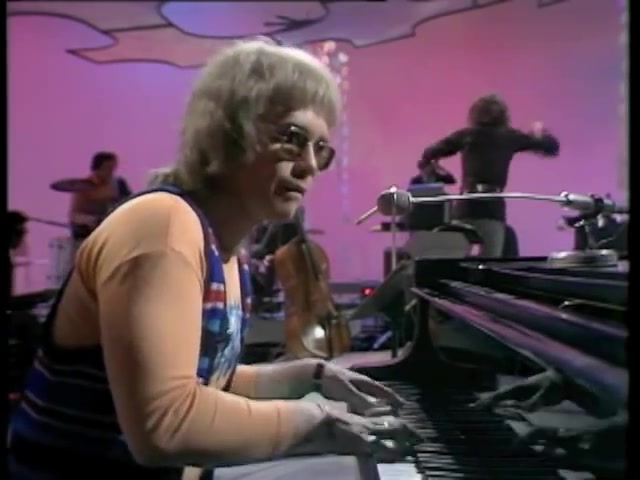 [图]【同名专辑时期】Elton John - Take Me to the Pilot (Live on BBC TV) 1970.05.22