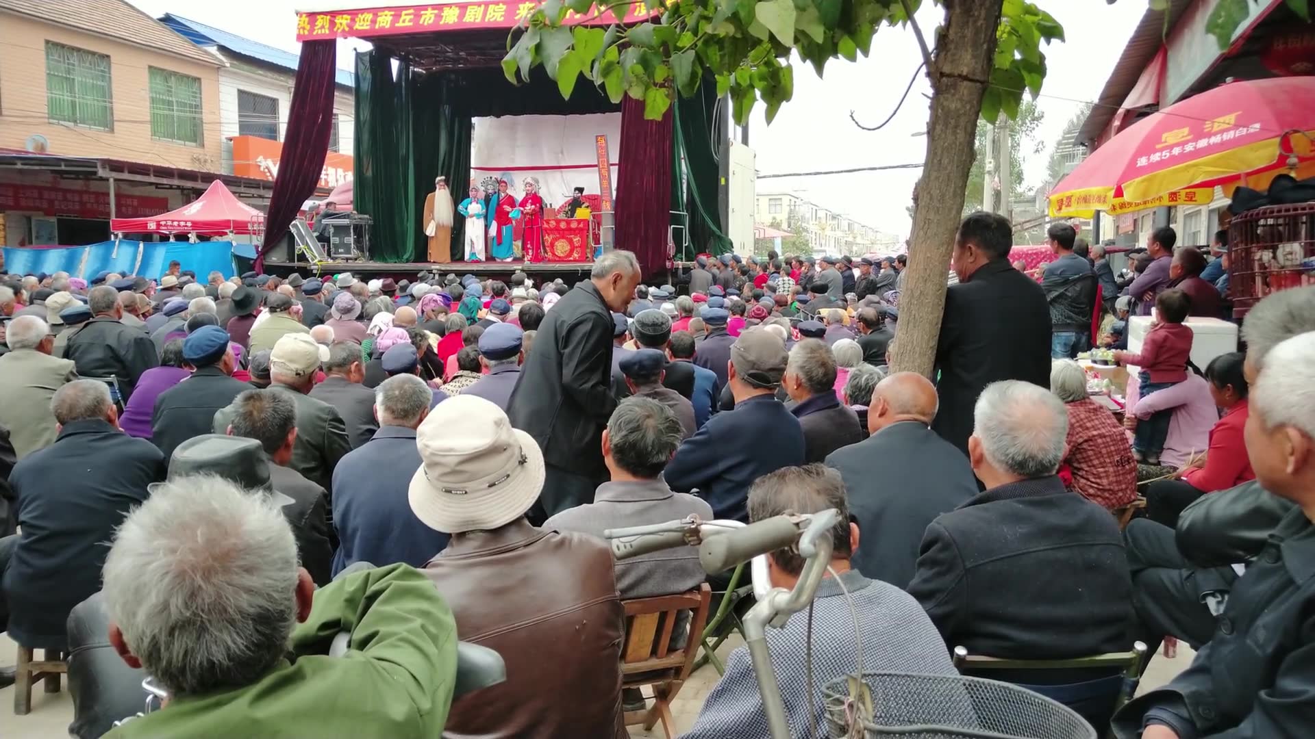 河南老家庙会唱大戏,千名老人扎堆听戏,场景热闹戏曲唱的更不赖