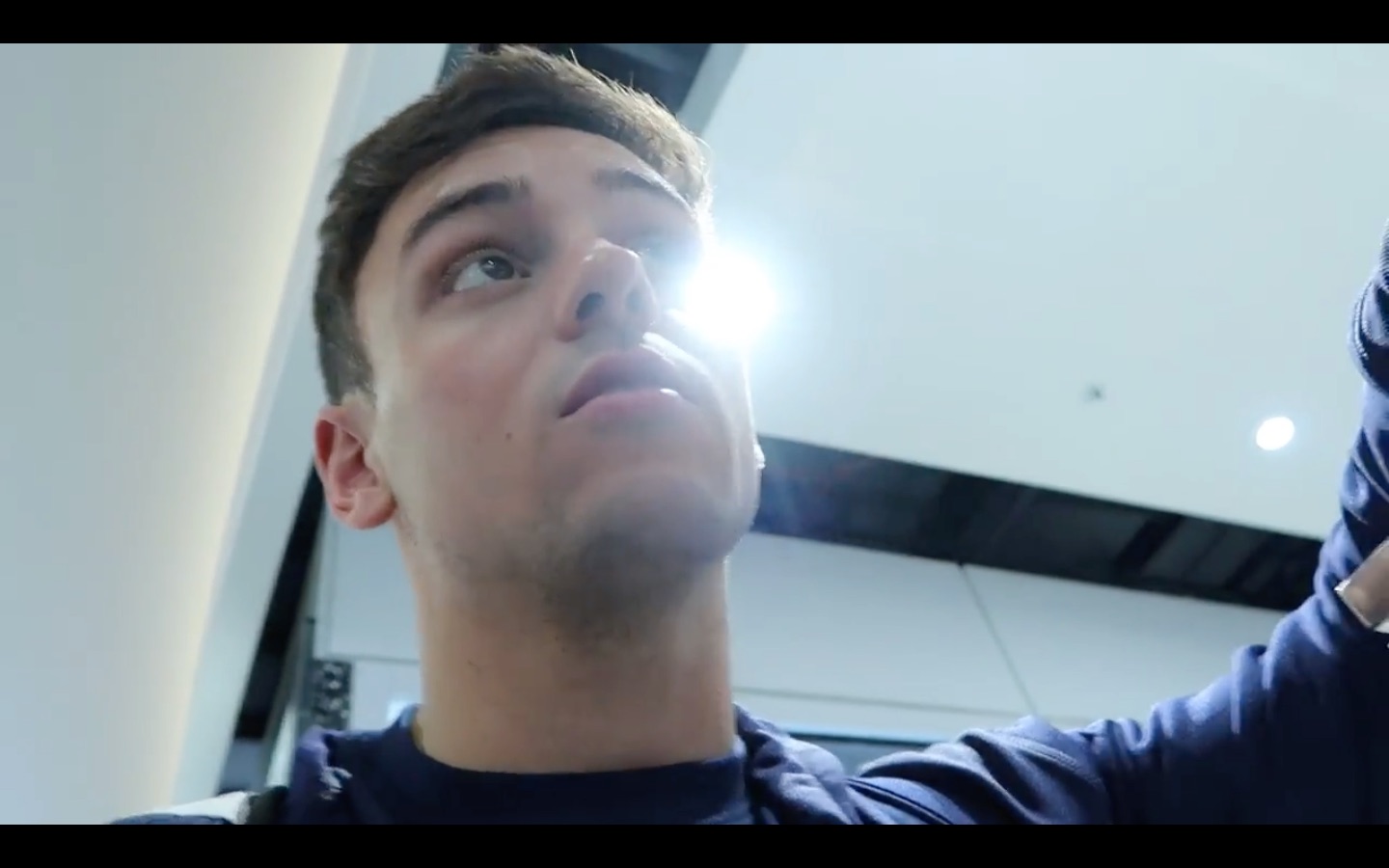 【Tom Daley】【托马斯戴利】Soy Sauce Challenge  Glass Bathroom Beijing Part 1【Yelad字幕组】哔哩哔哩bilibili