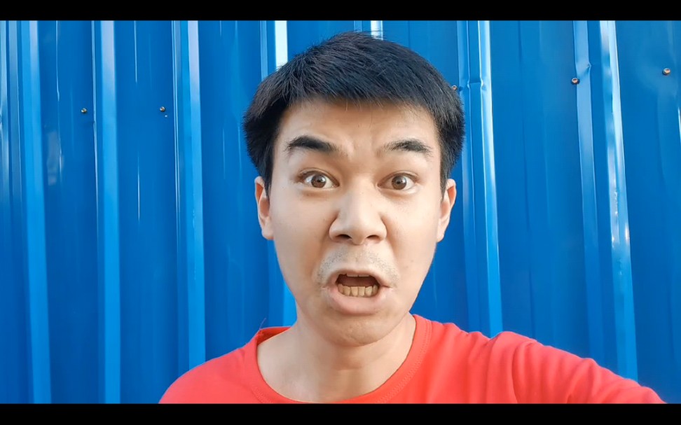 铲子哥助辅警制服持刀男子