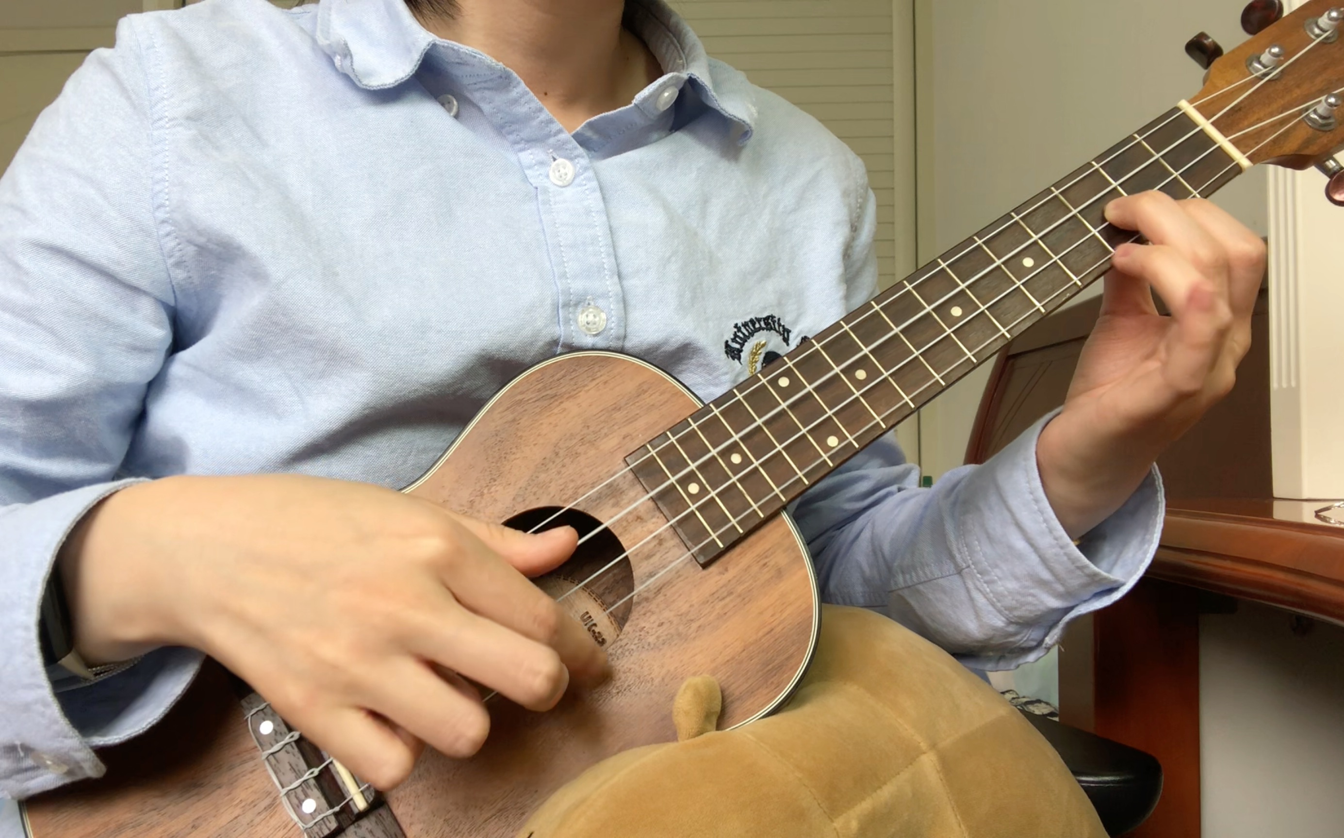 手残选手激情上线用尤克里里弹了半首《晴天》