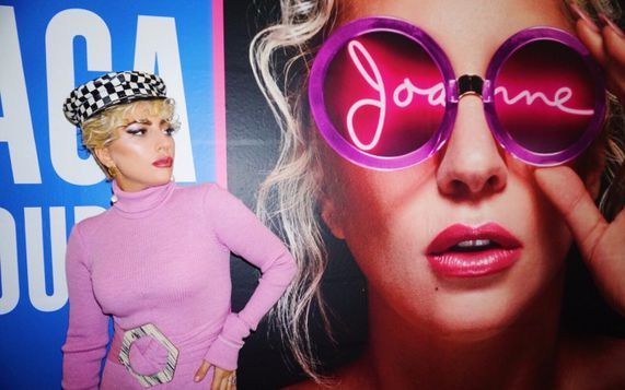 ladygagajoanne巡演时跳下去为粉丝签名天降神鳖