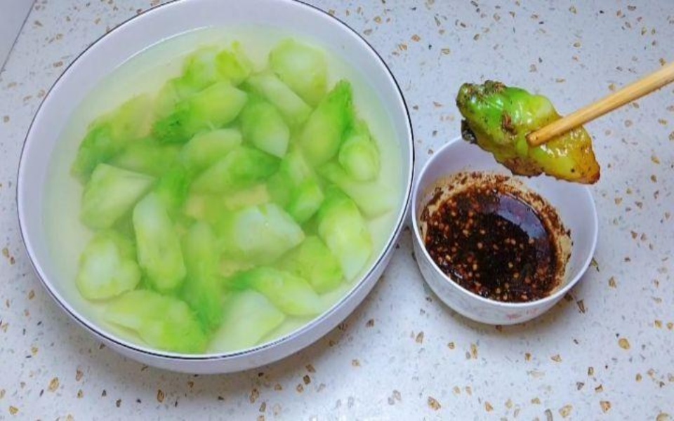 白水煮菜,蘸上糊辣椒水,开胃又解腻,吃完还想吃
