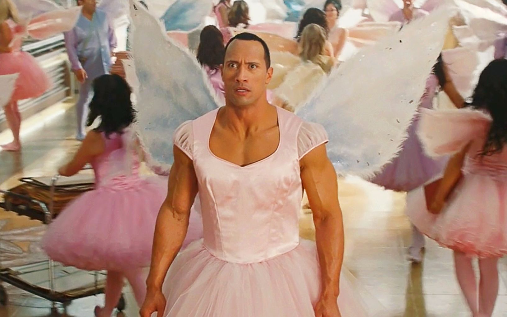 【默爷】硬汉也有柔情面,穿起女装赛天仙,巨石强森柔情上演喜剧《牙仙