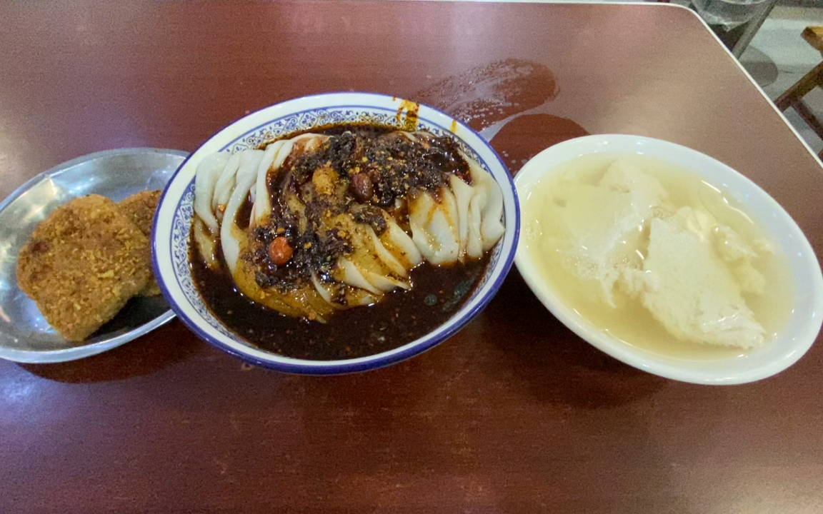 来陕西汉中了怎么能不尝尝擀面皮呢还有菜豆腐跟核桃馍好吃不贵