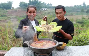 Скачать видео: 牛排骨熬烫2斤毛肚涮火锅，烫鲜味美麻辣诱人，围在锅边慢慢吃