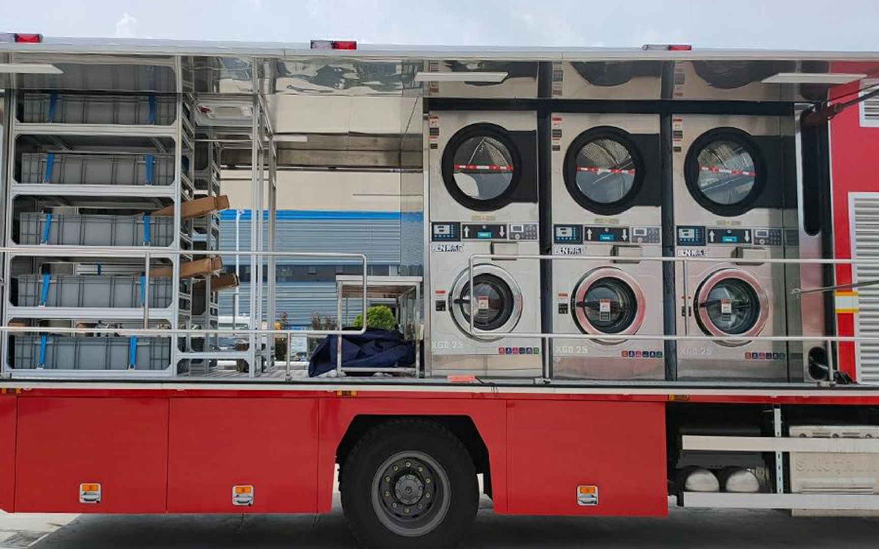 重汽豪沃野外被服洗涤车