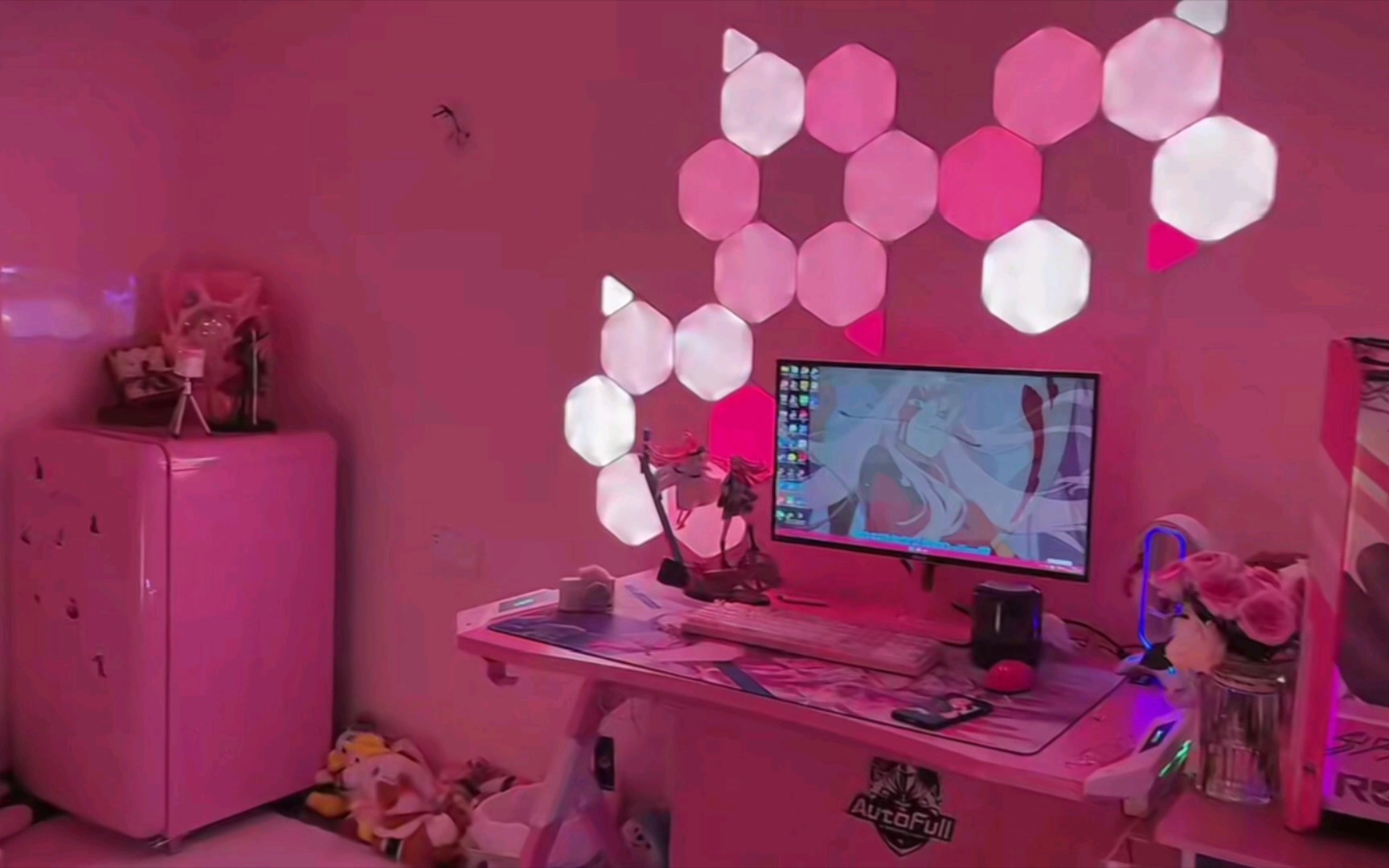 少女的电竞房当然是粉色的啦