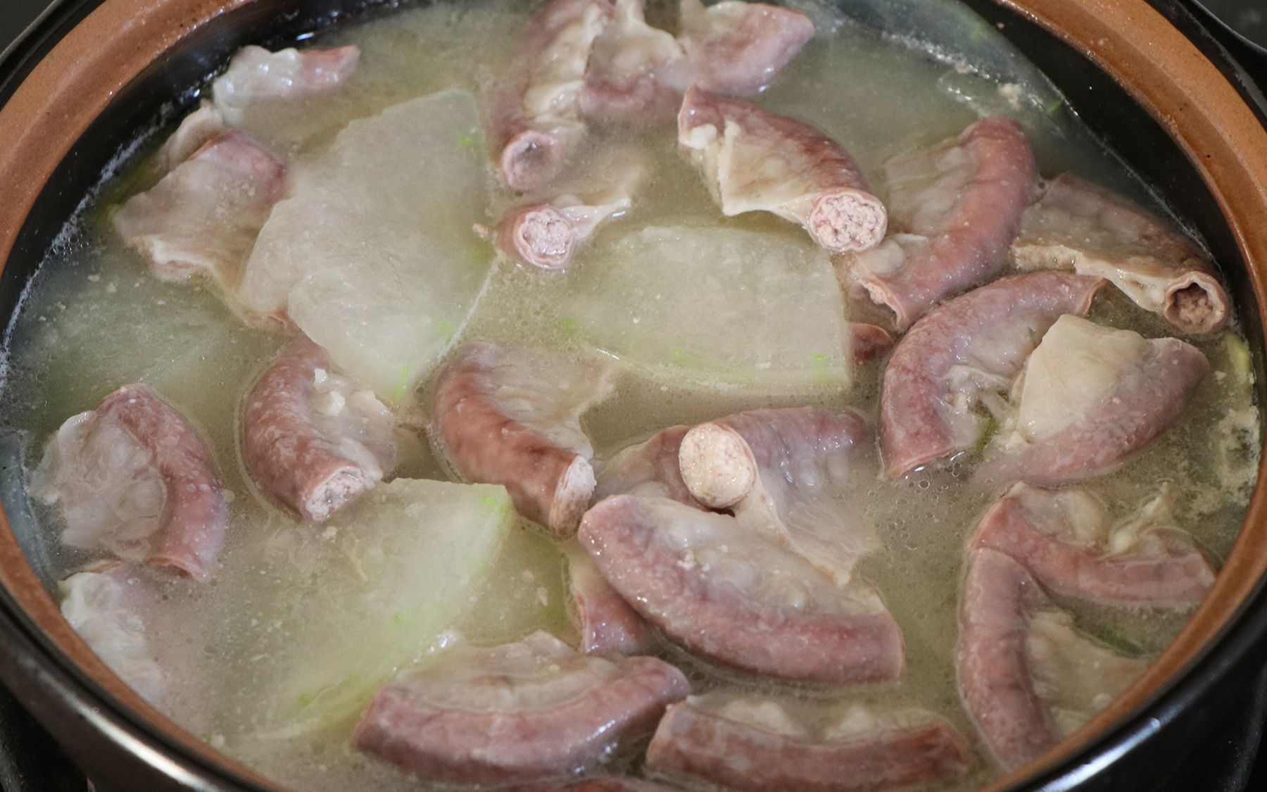 家常冬瓜粉肠煲的做法,简单实用又好吃,汤汁拌饭也能吃两碗