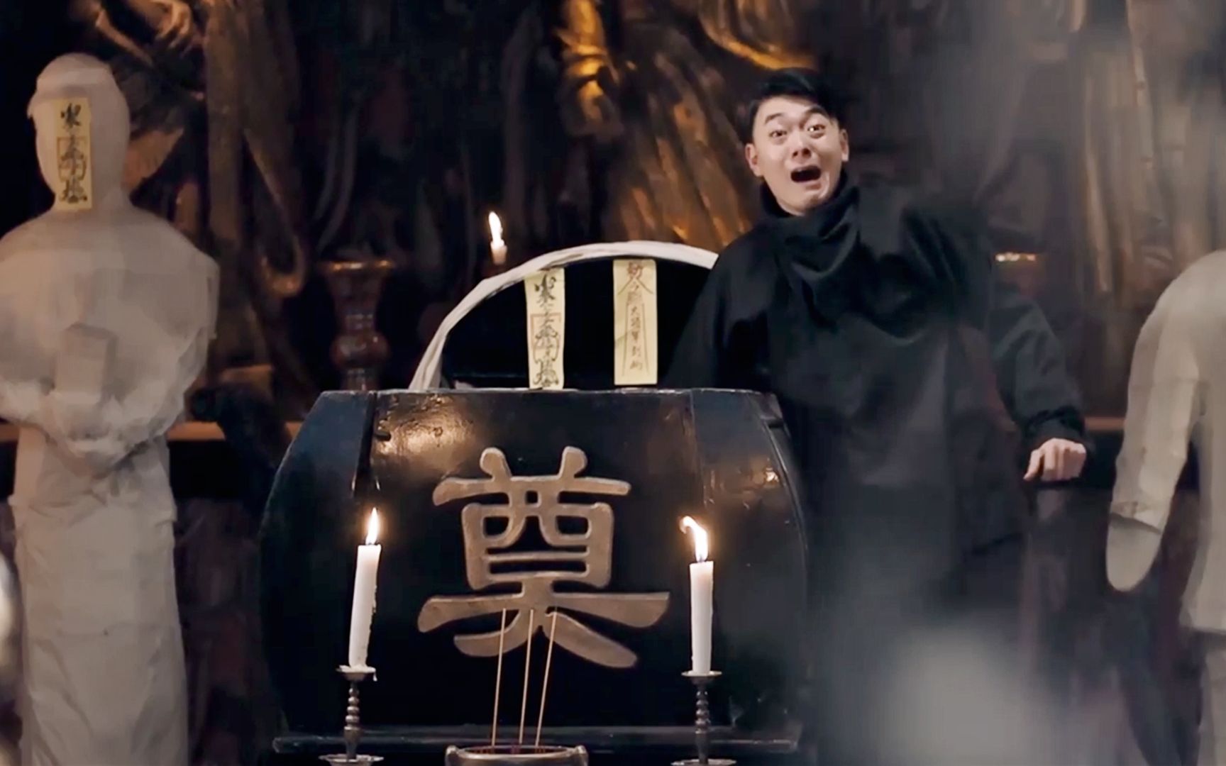 男人夜盗镇尸粮,不料棺中主人竟然诈尸了!