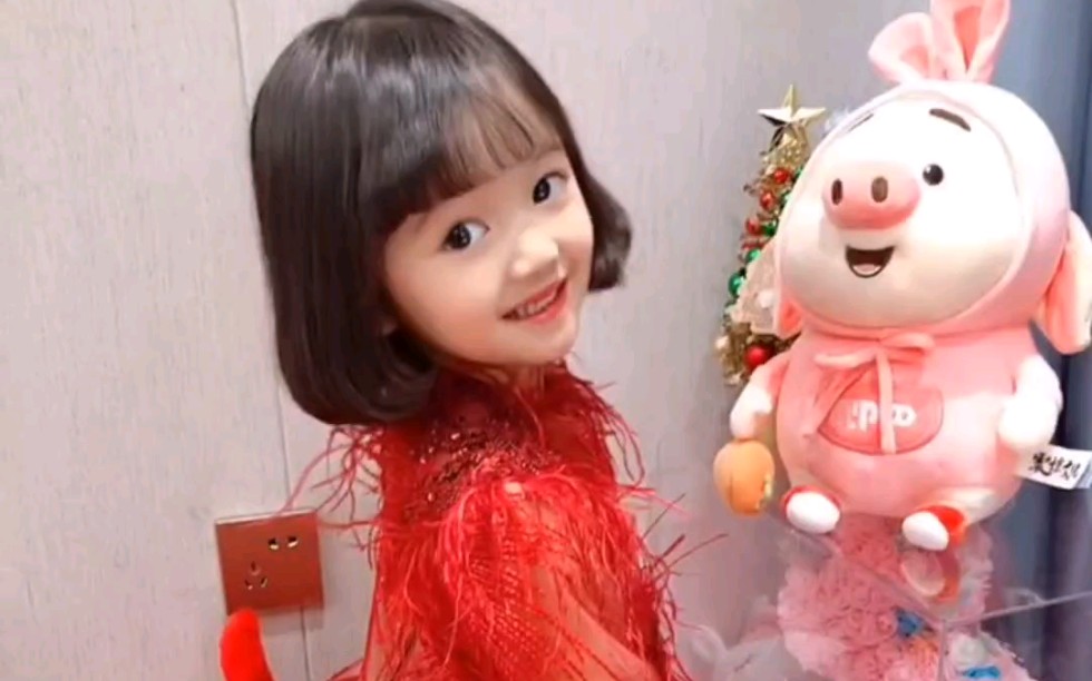 小妹妹笑的好甜呀