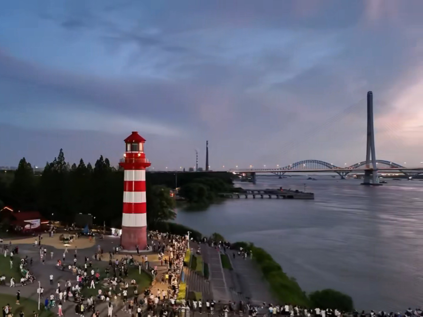 夜景 江边灯塔亮起 人群聚集在公园里欣赏美景 鱼嘴