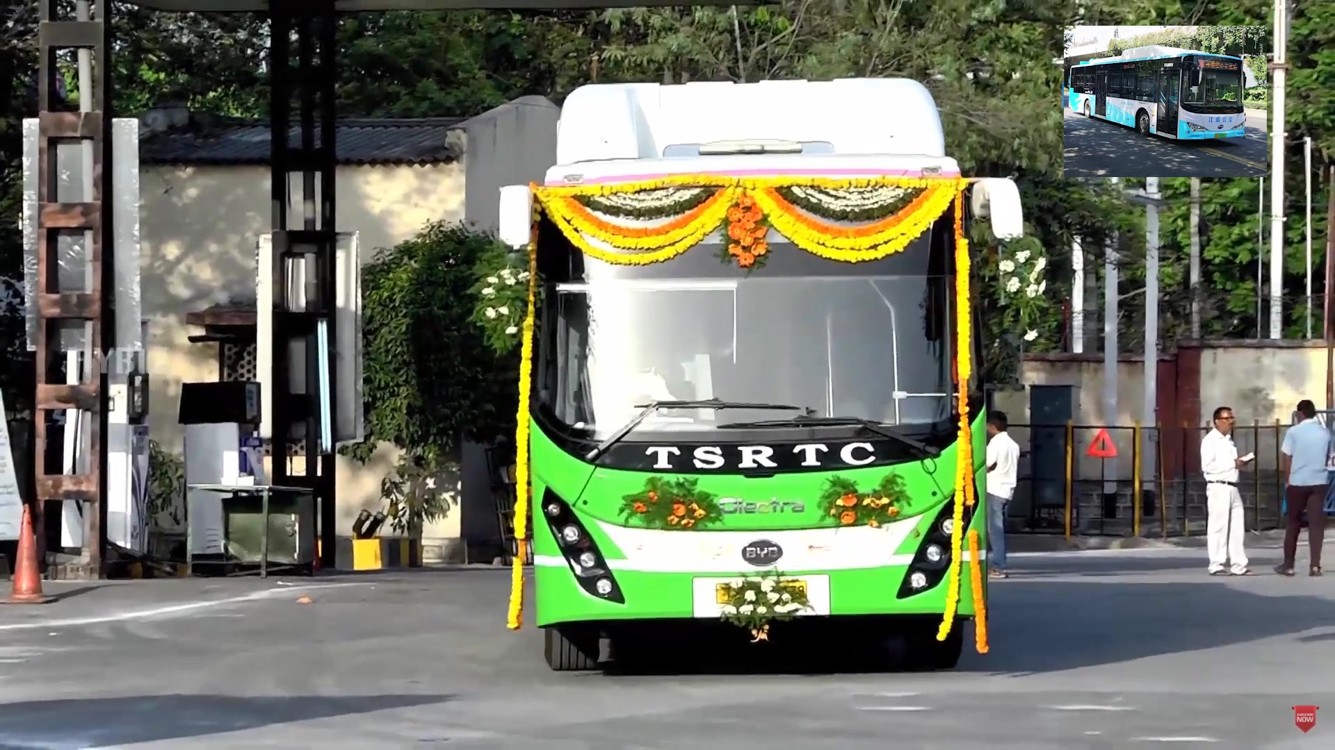 行驶在印度的byd电动公交给车开光真有印度特色