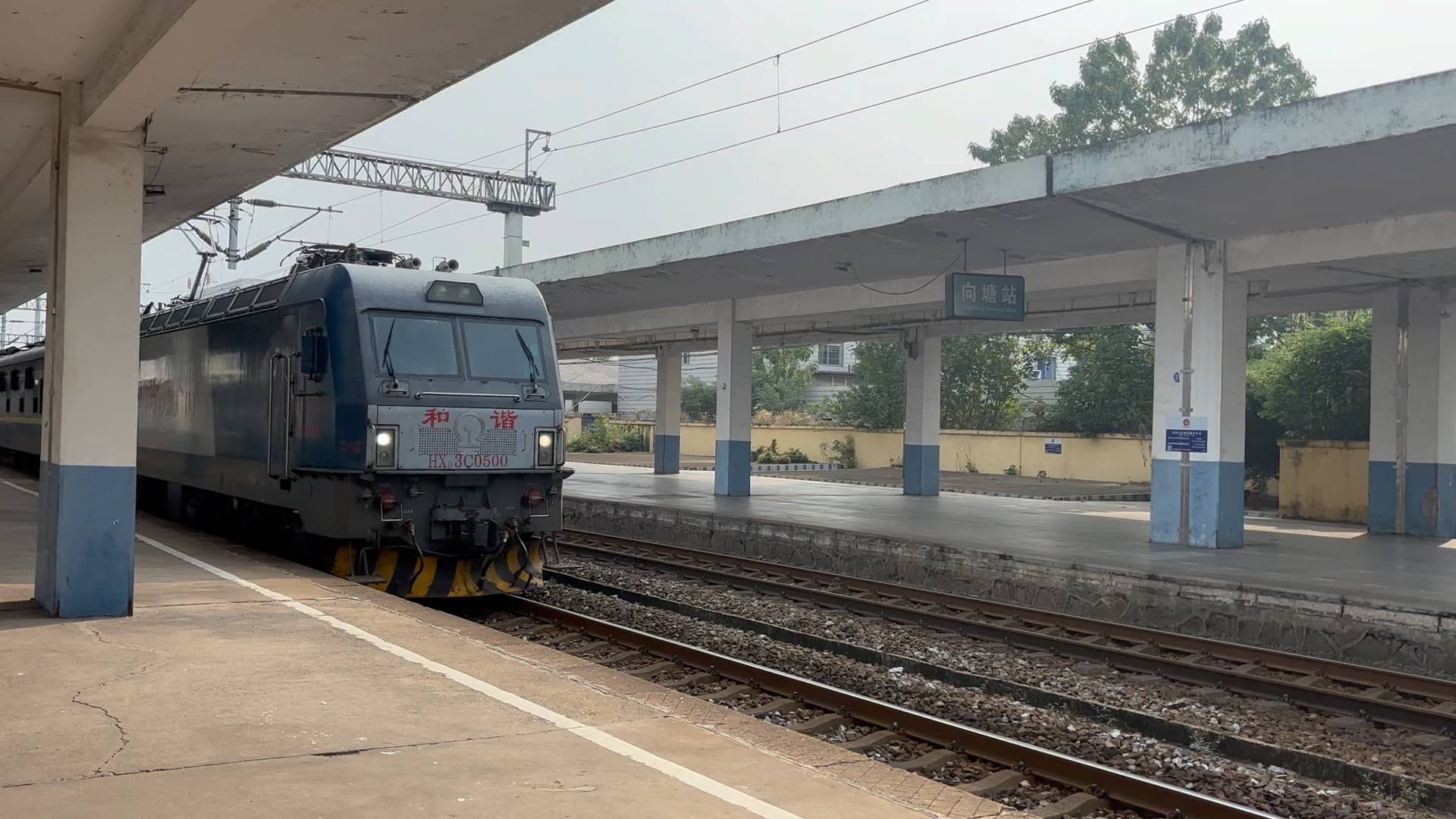 南局鹰段hxd3c-0500牵引k8708(萍乡—南昌)进向塘站