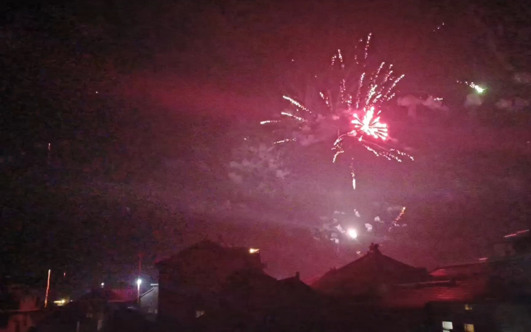 感受下 乡村大年三十晚上的烟花秀