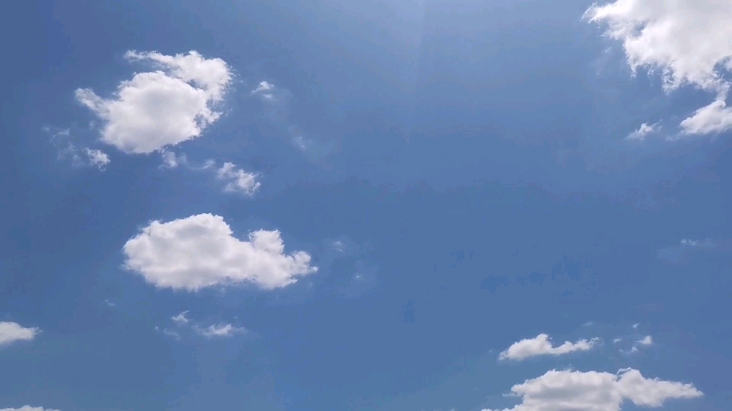 初夏的晴朗蓝天