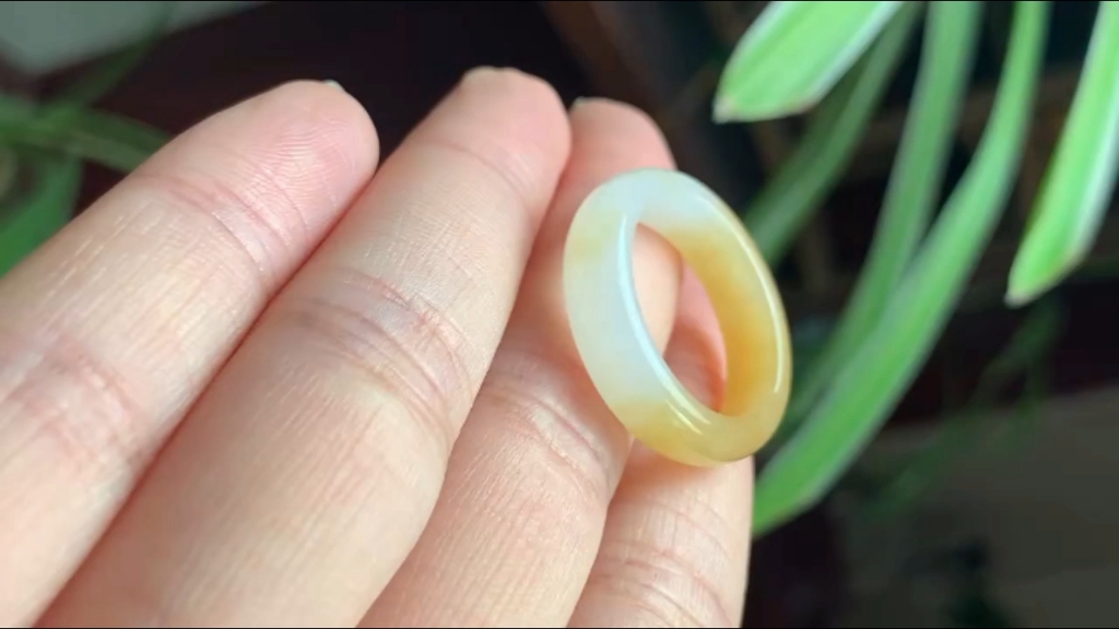 和田玉且末糖玉糖白指环戒指 品相完美 无棉点无裂白度好油润的糖白色