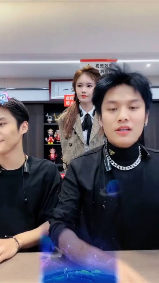 小杨哥直播间和特步品牌方妹子,又被小杨嫂抓现行