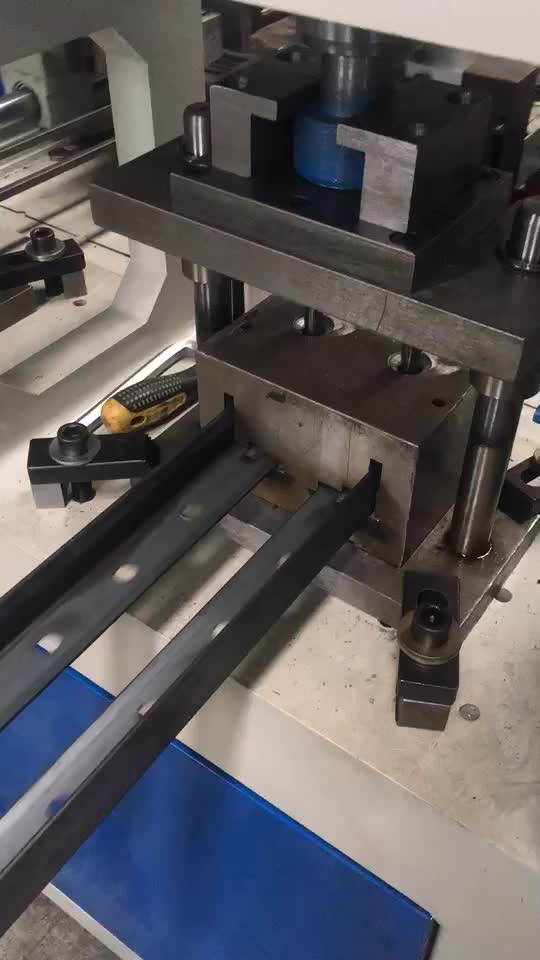 角铁自动冲孔机 数控冲眼机 角钢自动打孔 全自动液压冲床