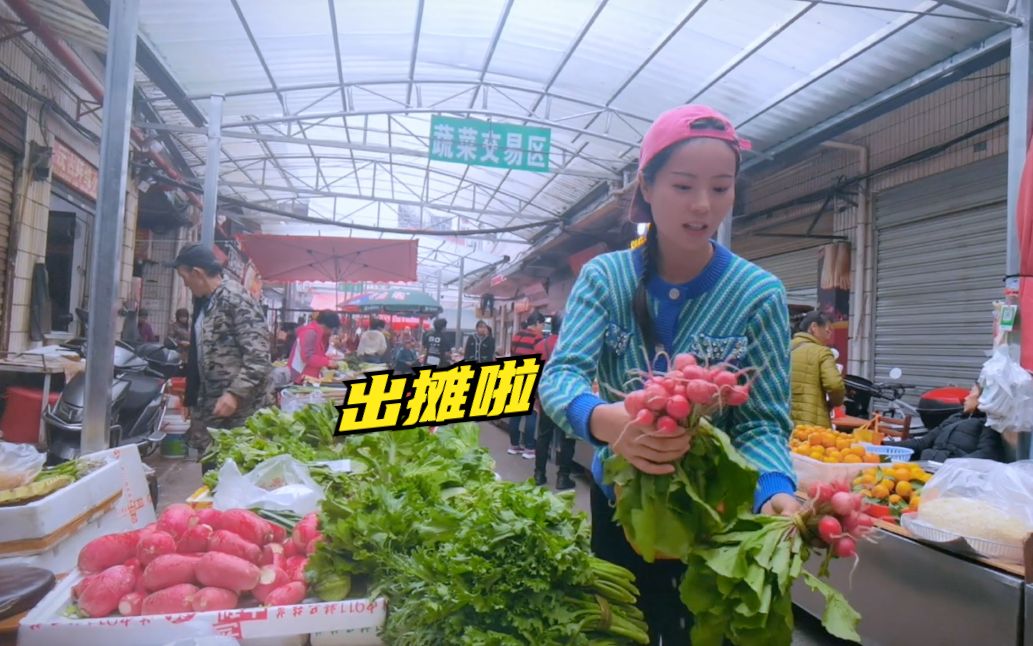 洋妹全家出动摆摊卖菜,老爸的摊子热火朝天,莲藕冬瓜太抢手了!