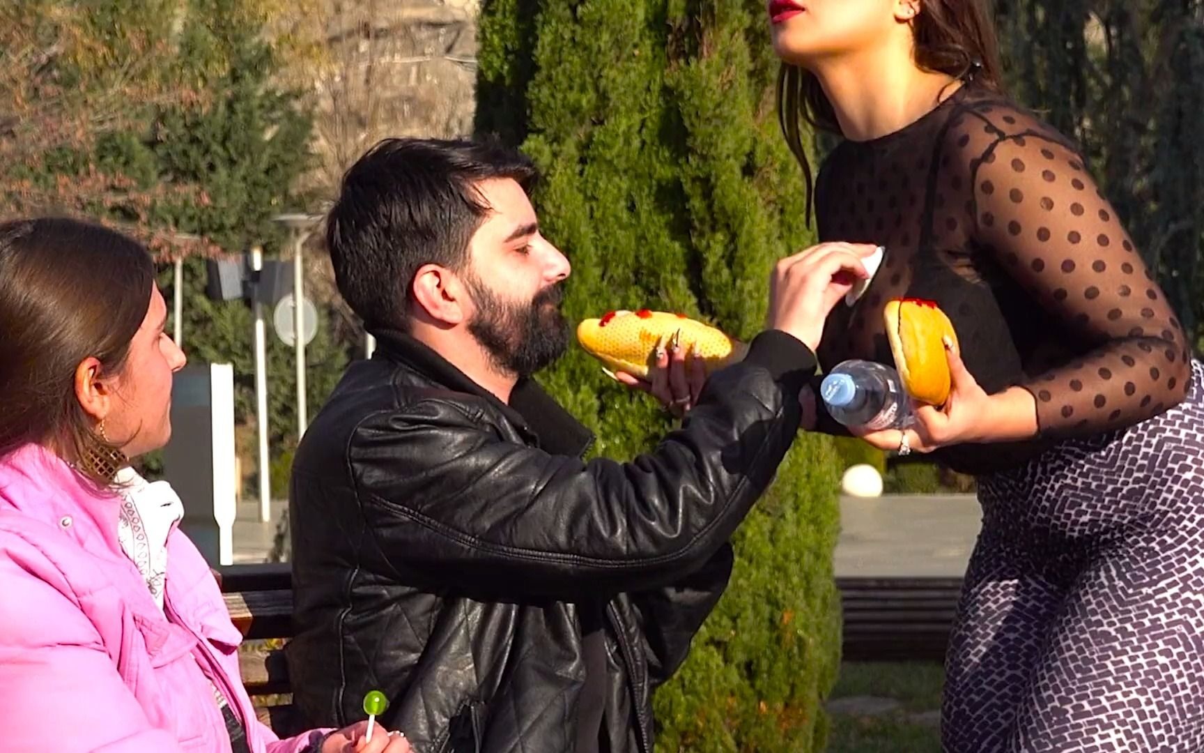 【搞笑恶作剧】美女请路人擦落在衣服上的番茄酱