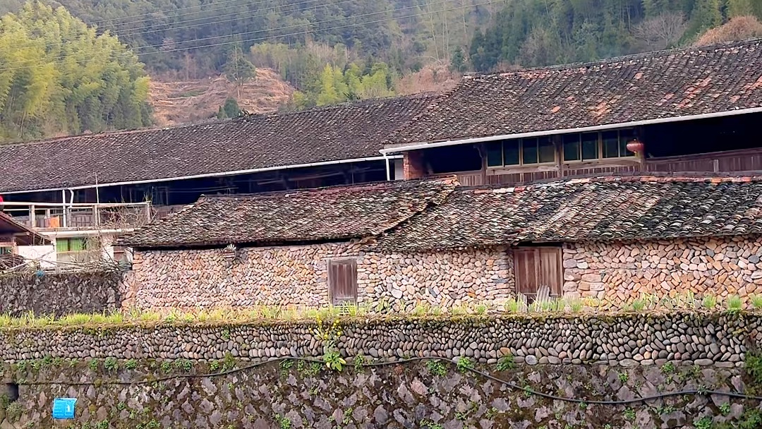 隐藏在浙江景宁大山里的畲族群,这里的房子独特,全部用木头和石头建成,如果让你生活在这里你愿意吗?#旅行推荐官 #景宁畲族#农村哔哩哔哩bilibili