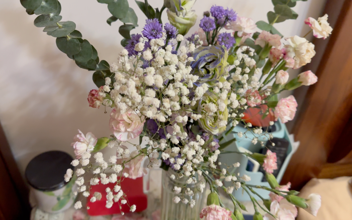 紫罗兰与玫瑰的浪漫交织,尤加利叶与满天星的温馨约定!