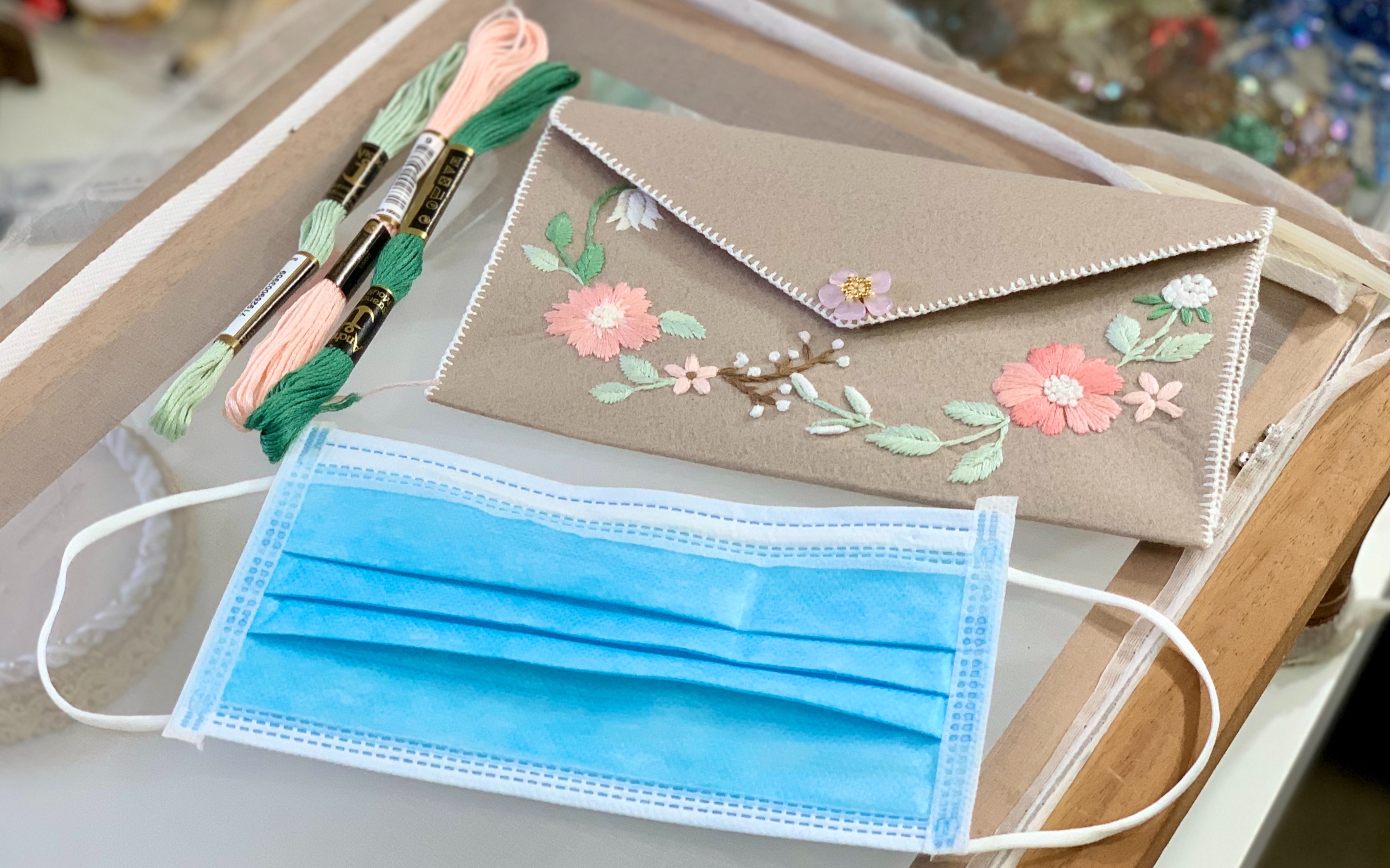 形影不离10个月的手工口罩包,疫情结束就一把火烧掉,终结戴口罩的生活