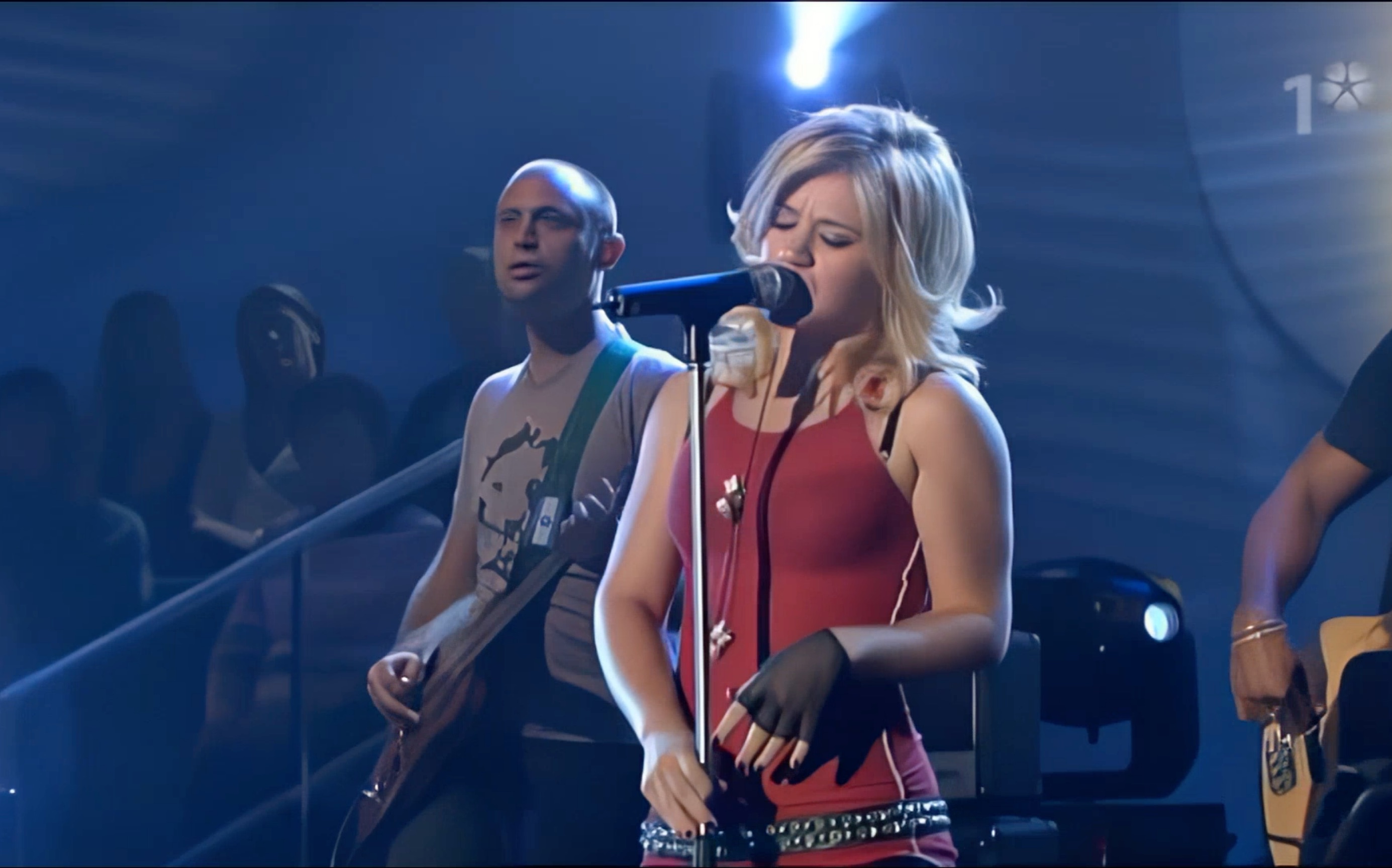 [图]【高清修复】Kelly Clarkson - Behind These Hazel Eyes LIve on TV Huset