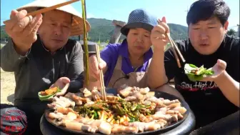 Скачать видео: 中字：韩国兴森一家人，今天吃烤五花肉配葱泡菜，围着锅吃的那叫一个香