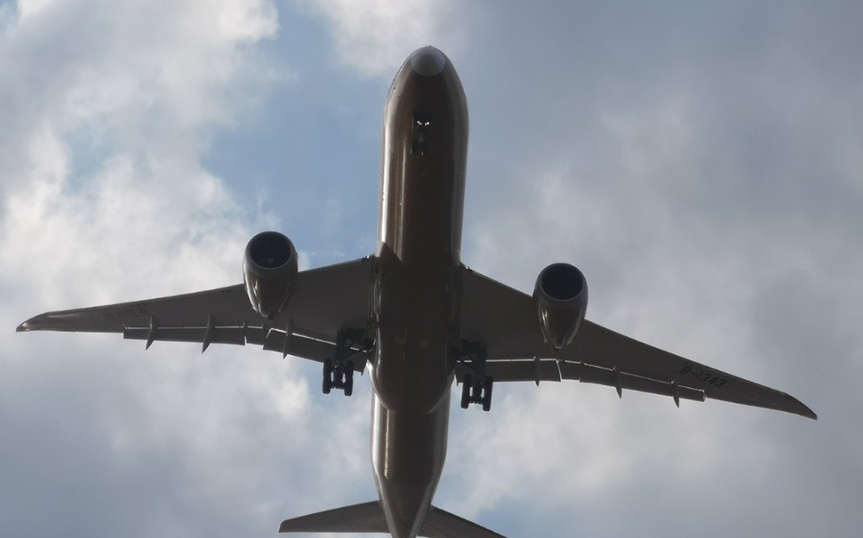 飞机从头顶飞过