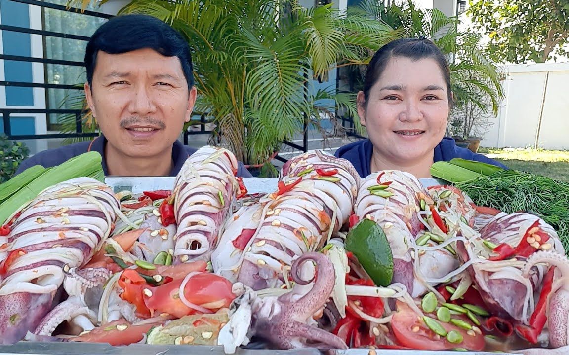 泰國胖媽吃泰式臭魚醬魷魚米粉沙拉,撒上好多和歡子