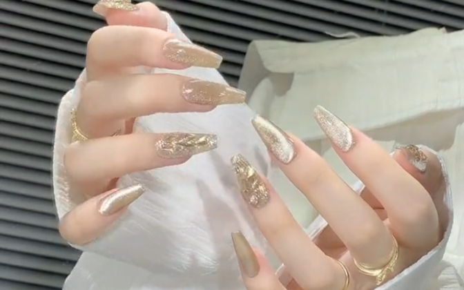 香槟摩卡 千金名媛风玻璃珠猫眼美甲 好高级!