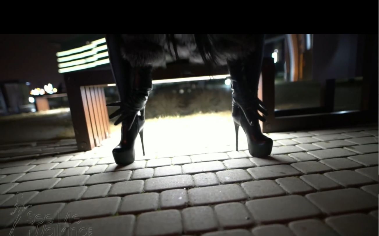 夜晚街头的高跟长靴貂皮大衣女郎High Heel boots walking at night. SeeMeWalking.com featuring Mila哔哩哔哩bilibili