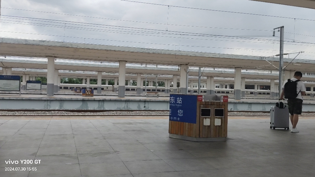 crh1a通过肇庆东站