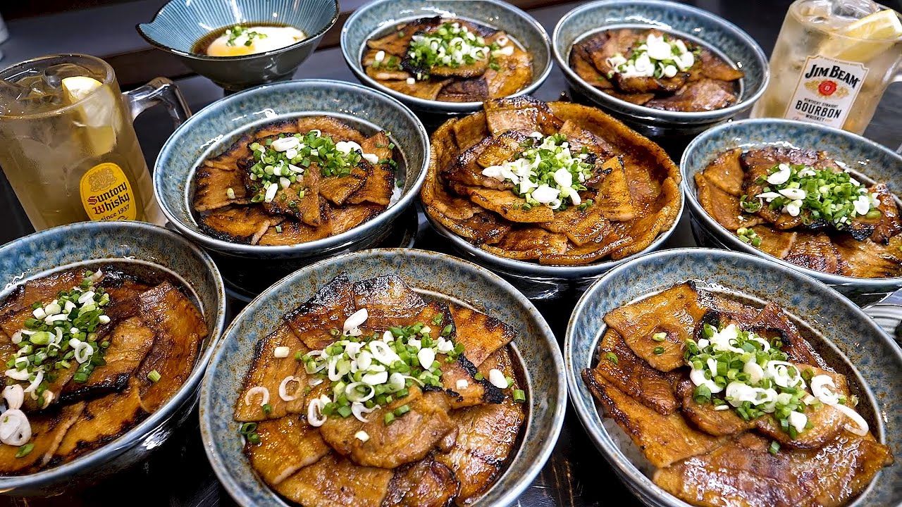 韩国街头的地摊烤肉,猪肉腌制后架在炭火上烤,鲜嫩多汁满口香