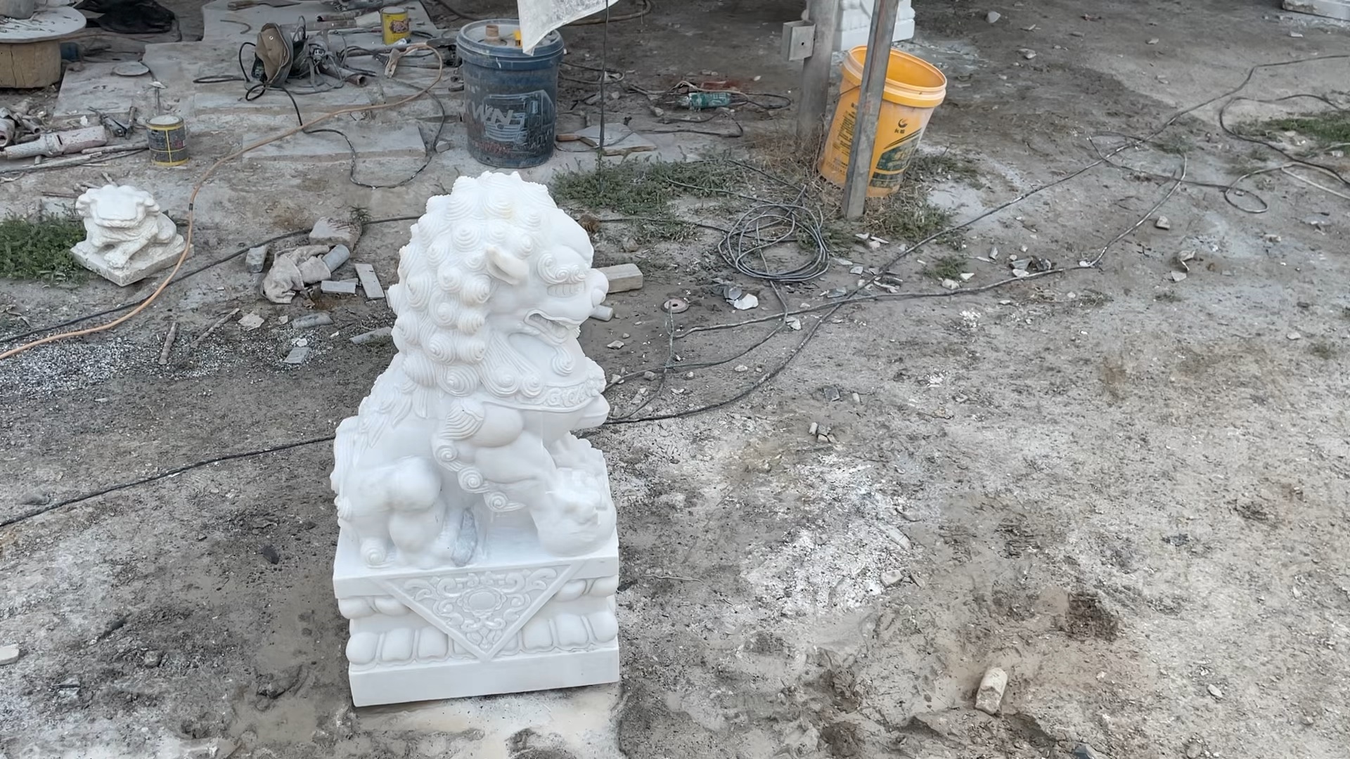 各种尺寸的汉白玉石狮子雕刻制作中