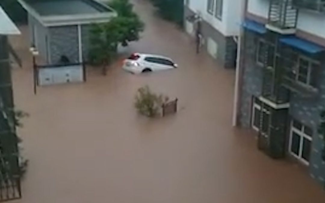 [图]成都暴雨袭城街如海：汽车水上漂 滚滚积水涌室内