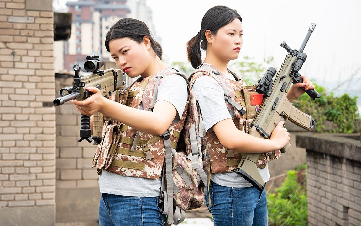 当美女玩家在游戏中遇上撞衫敌人,还是游戏中爽-【圣逗事真人吃鸡】第