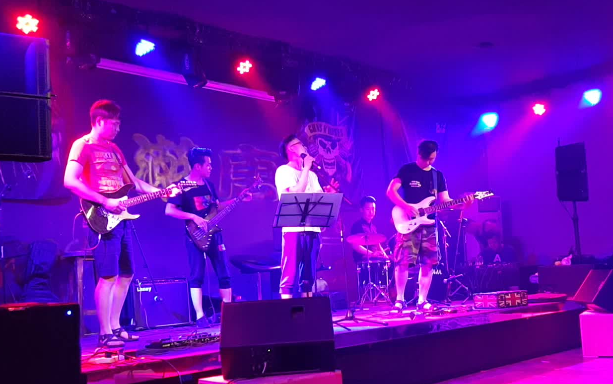 小酒吧乐队合作一首痛仰乐队的公路之歌