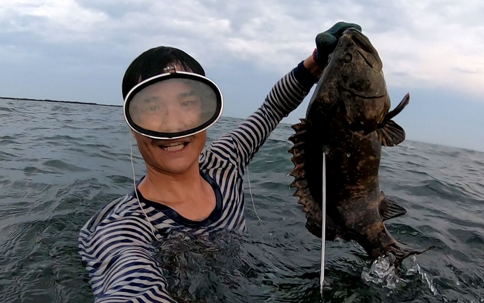 阿锋打听到海底巨物独自去赶海与龙趸石斑狭路相逢大战十几回合