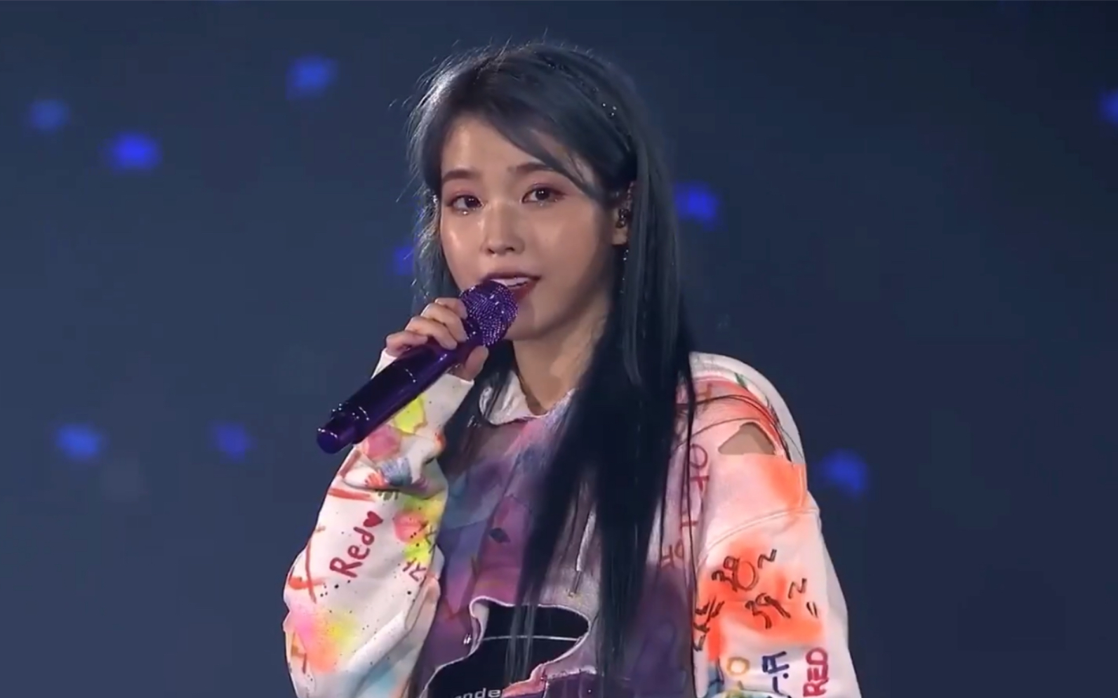 [图]【IU】抓住我的手(Hold My Hand) Live Clip (2019 IU巡回演唱会 中韩双字）